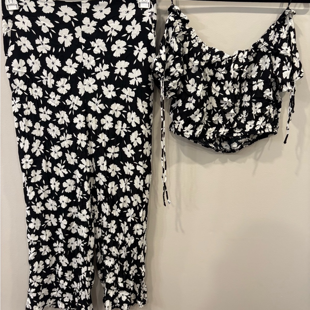 Dynamite Black and White Floral Crop Top